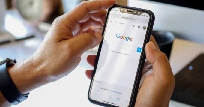 Miliony chytrých telefonů blokují aplikace, jako jsou Mapy Google 